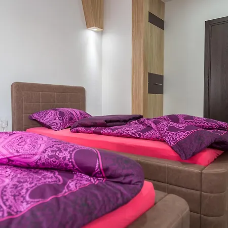 Hostel Tron *