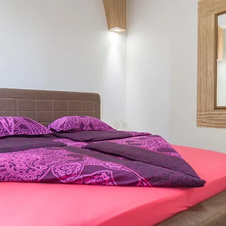 Hostel Tron